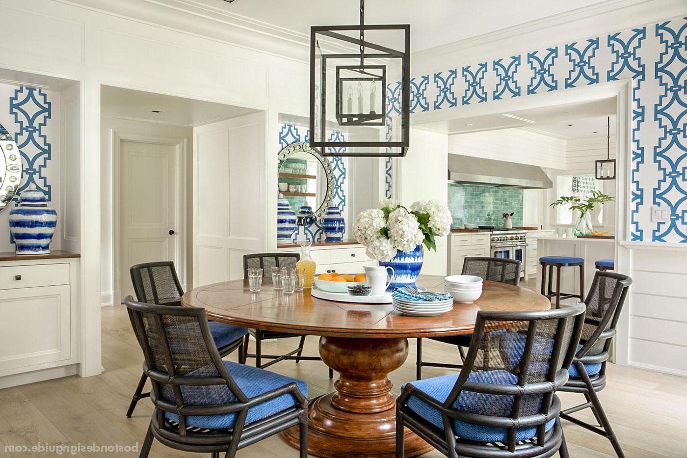 Casual 角 Cod blue and white dining room with bold patterns