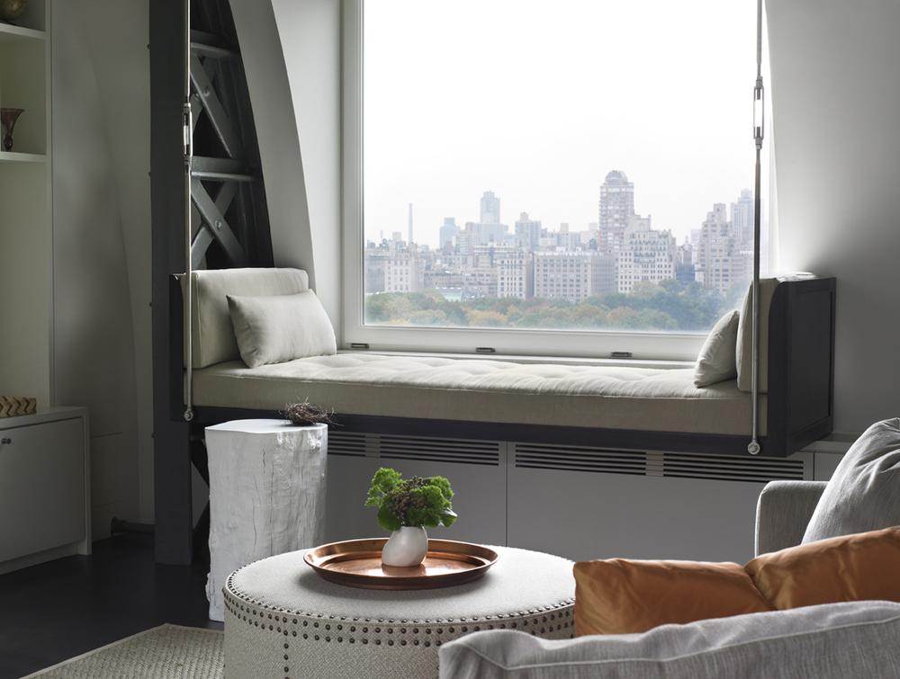 纽约卧室的靠窗座位，可欣赏中央公园的景色 